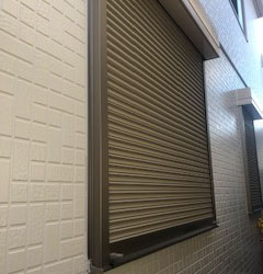 シャッターや内窓は台風時の飛散物から窓を守り雨風の音を軽減します